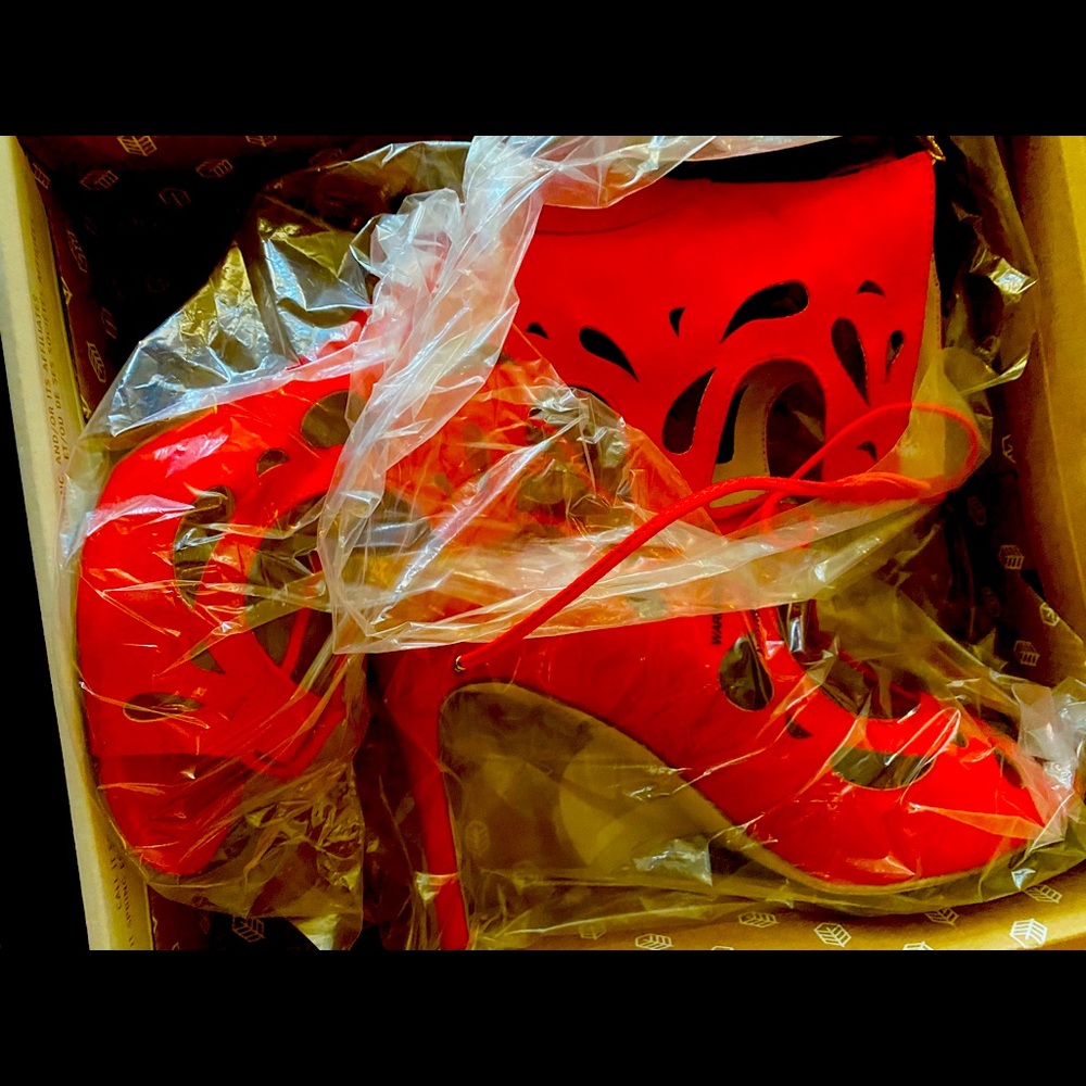 Heeled shoes